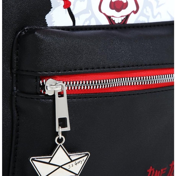 ✨✨SALE✨✨🖤HP🖤 NWT Hot Topic Exclusive IT Chapter 2 Pennywise Mini Backpack - Picture 3 of 4